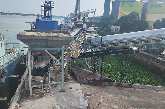 Salt enclosed belt conveyor